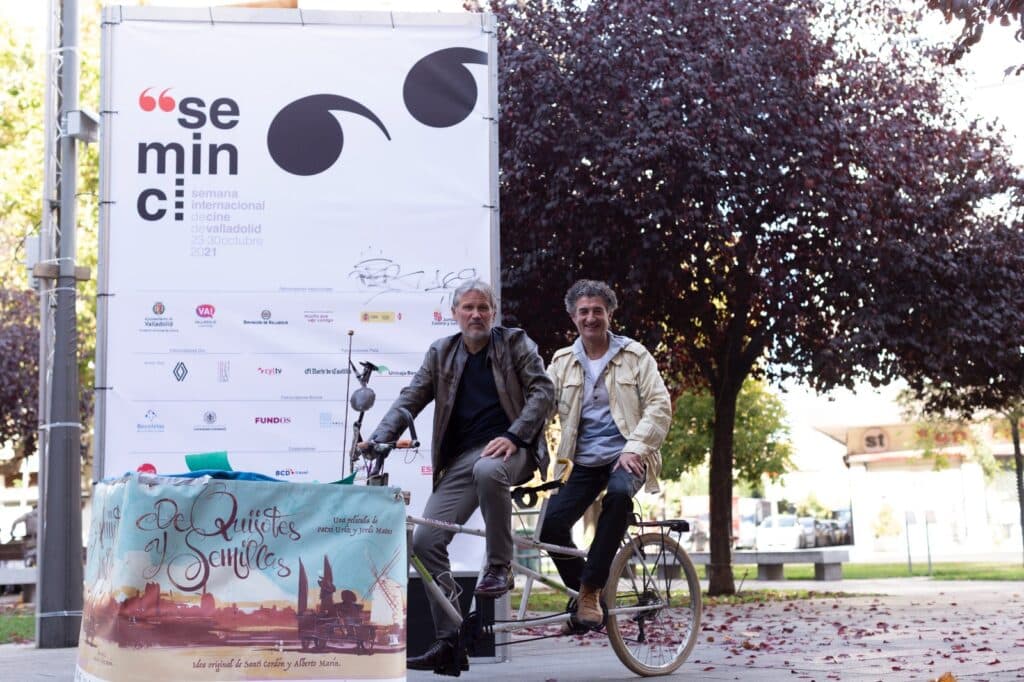 Patxi Uriz y Jordi Matas sobre una bicicleta, directores del documental 'Sobre quijotes y semillas'
