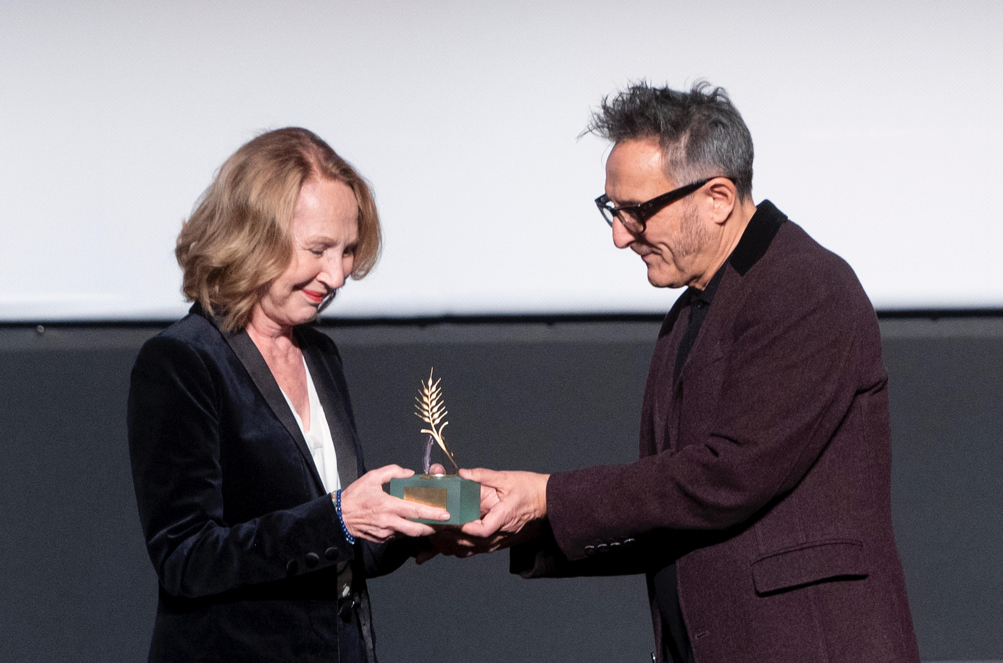 José Luis Cienfuegos, director de la Seminci, entrega la Espiga de Honor a Nathalie Baye